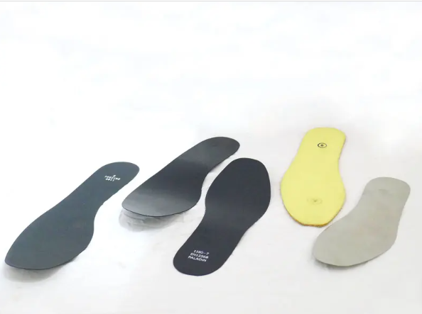 Sicherheitsstiefel mit pannensicheren Zwischensohlenplatten aus Stahl